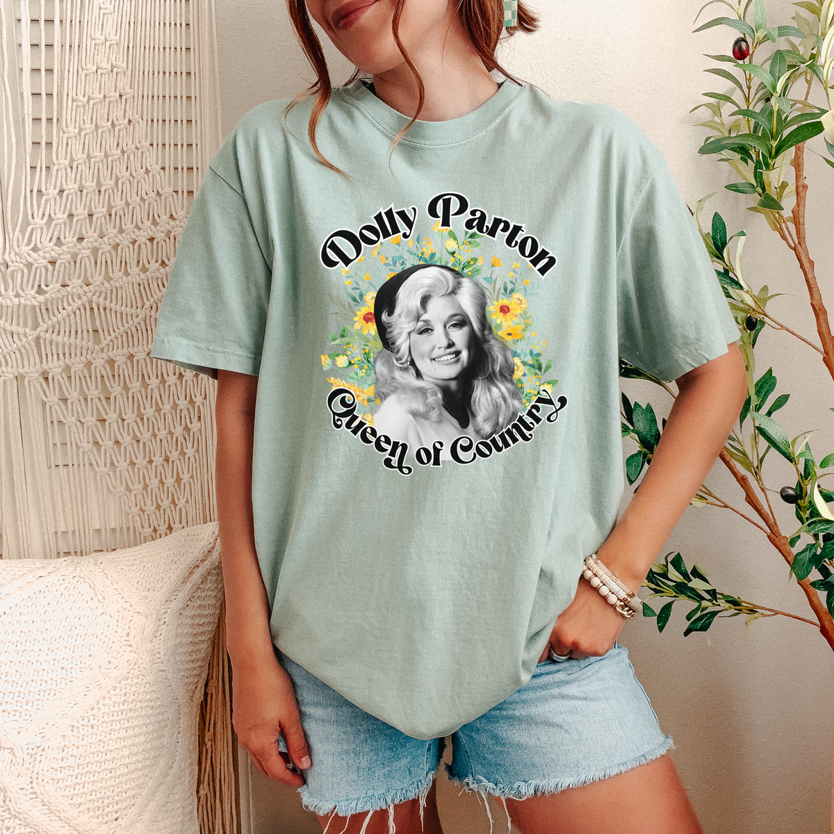 Dolly Parton "Queen of Country" Tee